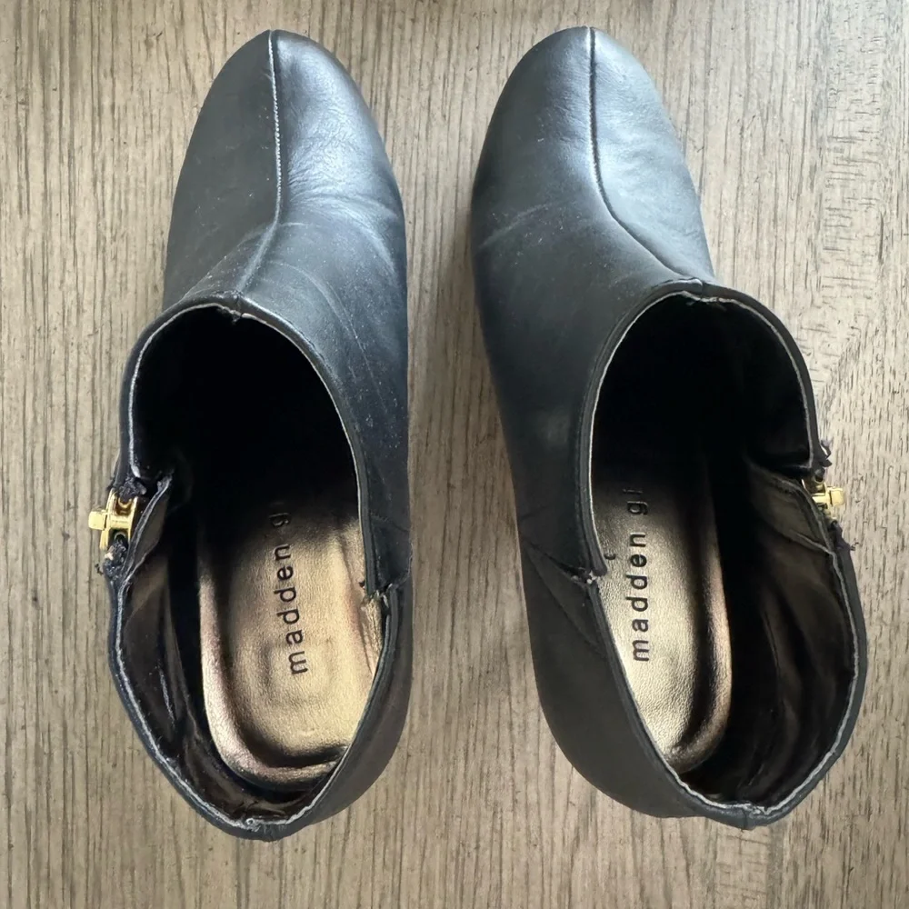 Madden Girl Black Ankle Boots EUC Booties Heeled Boots Ginger Faux Leather 7
